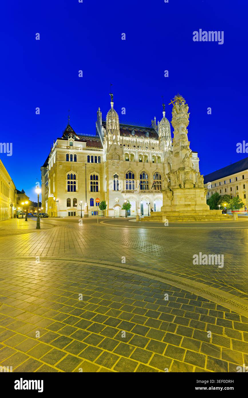 L'edificio del Ministero degli interni si trova a Budapest durante il tramonto. Le luci brillano sull'architettura e le strade sono tranquille. Foto Stock