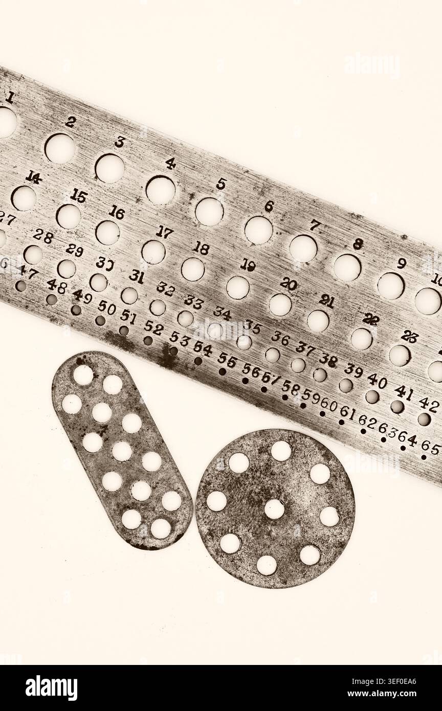 Immagine seppia del calibro di foratura vintage e dei componenti radio in metallo Foto Stock