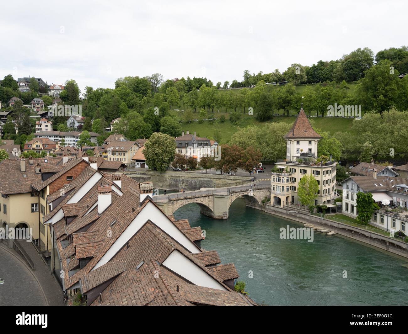 Centro storico di Berna - Vista sul fiume dei tetti di tegole rosse, del ponte in pietra e della torre medievale sul fiume Aare Foto Stock