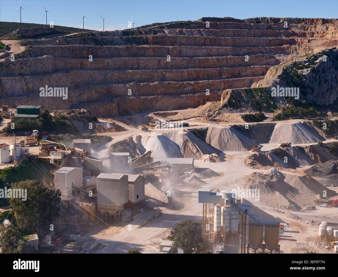 Attività minerarie in cava industriale con turbine eoliche su Horizon, energia sostenibile e contrasto di estrazione delle risorse Foto Stock
