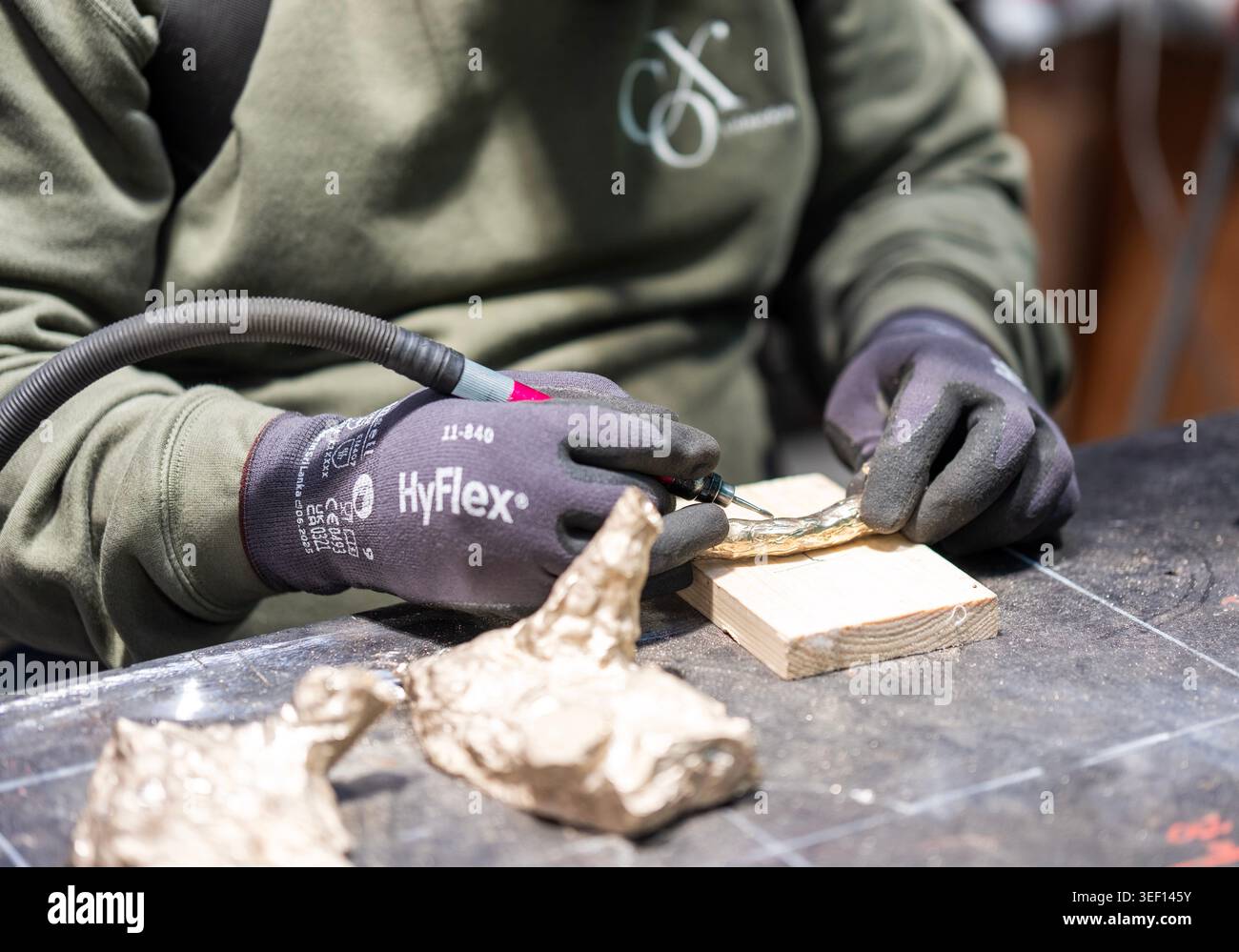 Dietro le quinte di Cox London per la London Craft Week. In mostra sono stati esposti processi altamente qualificati e pratici, dalla saldatura alla forgiatura del ferro alla patina Foto Stock