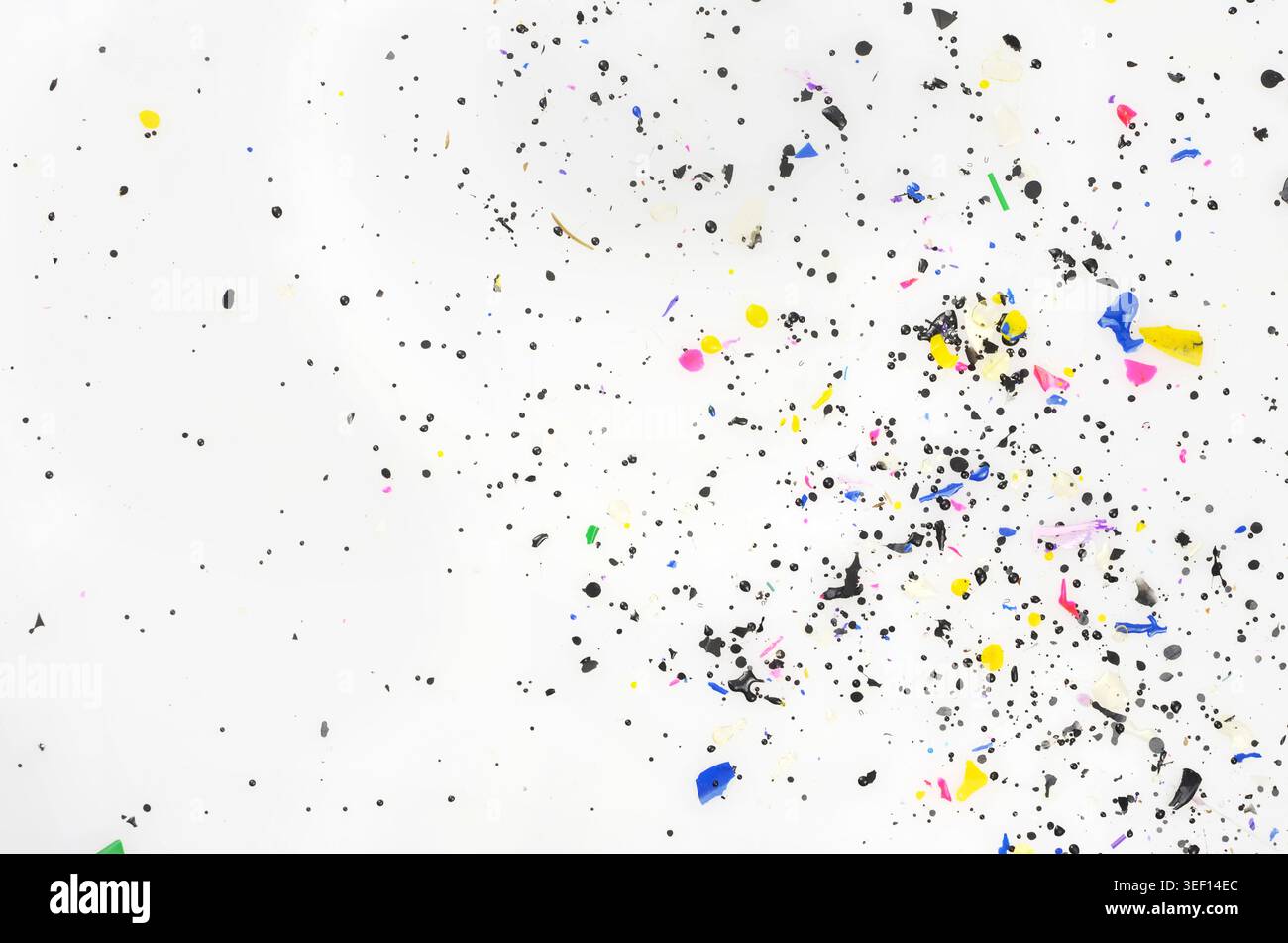 Piccola plastica, grande problema. Colori diversi di minuscoli pezzi di plastica, rifiuti che avvelenano la terra e non si decompongono. Foto Stock