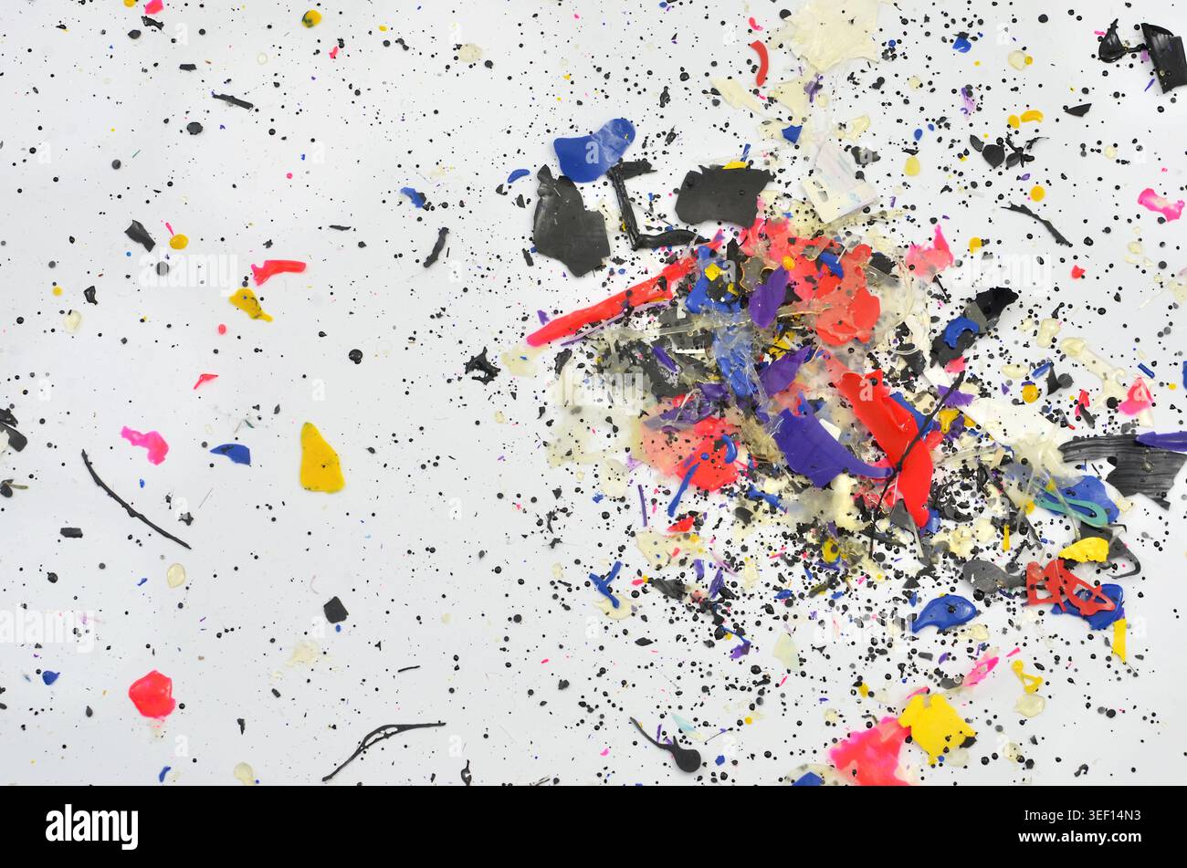 Microplastica, rifiuti molto pericolosi generati dagli esseri umani. Educazione ambientale: Piccoli pezzi di plastica colorata, rifiuti che non si decompongono. Foto Stock