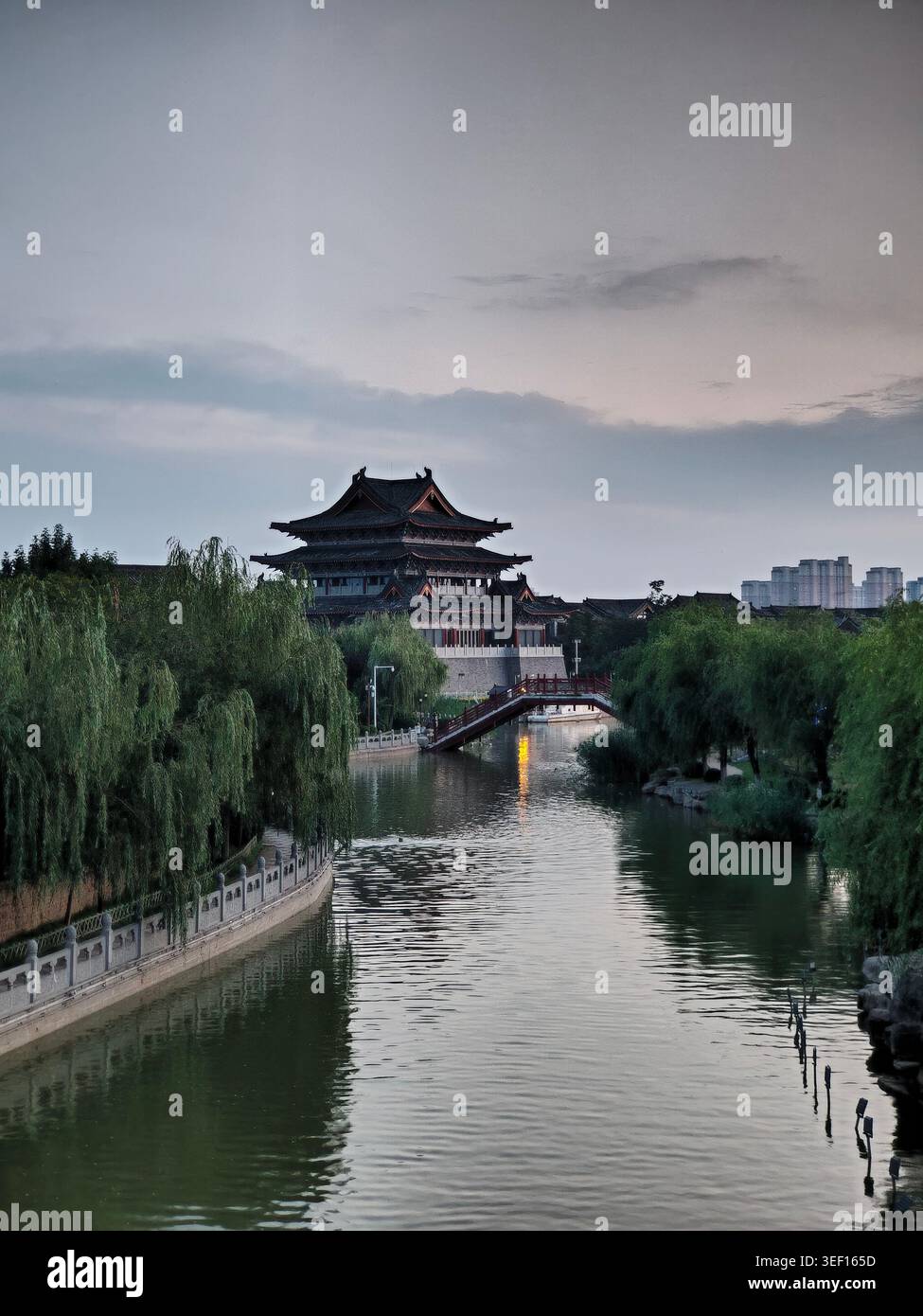 Vista serale della Pagoda tradizionale e del Ponte sul Canale a Kaifeng, Cina - Immagine stock catturata con smartphone