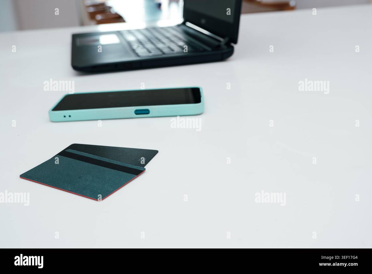 Shopping online e pagamenti elettronici. Computer portatile, telefono cellulare e carta di credito per lo shopping online su un tavolo bianco. Pagamento online, digital banking. Moder Foto Stock