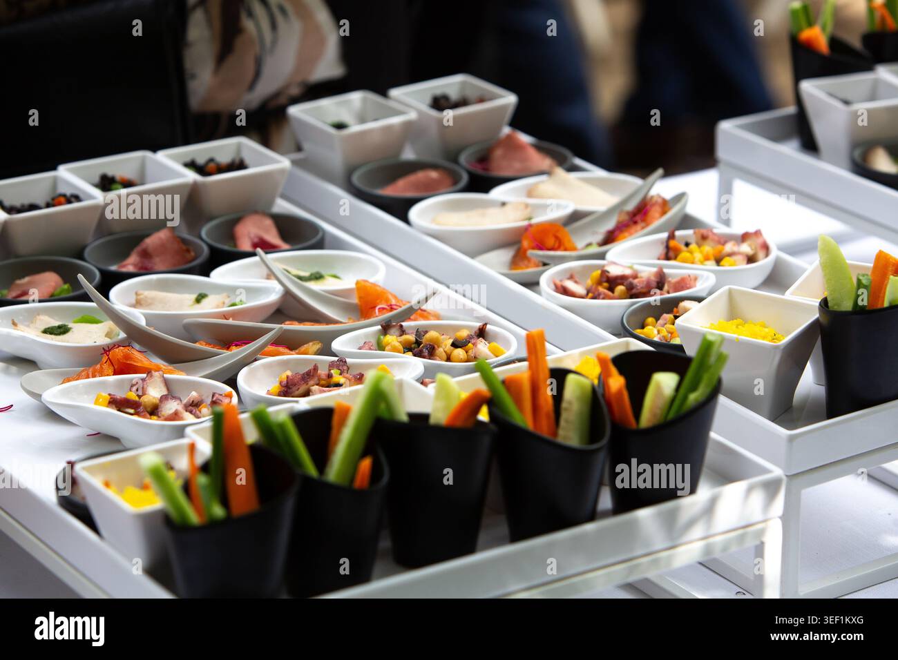 Stuzzichini e spuntini organizzati su un buffet di catering per un evento speciale Foto Stock