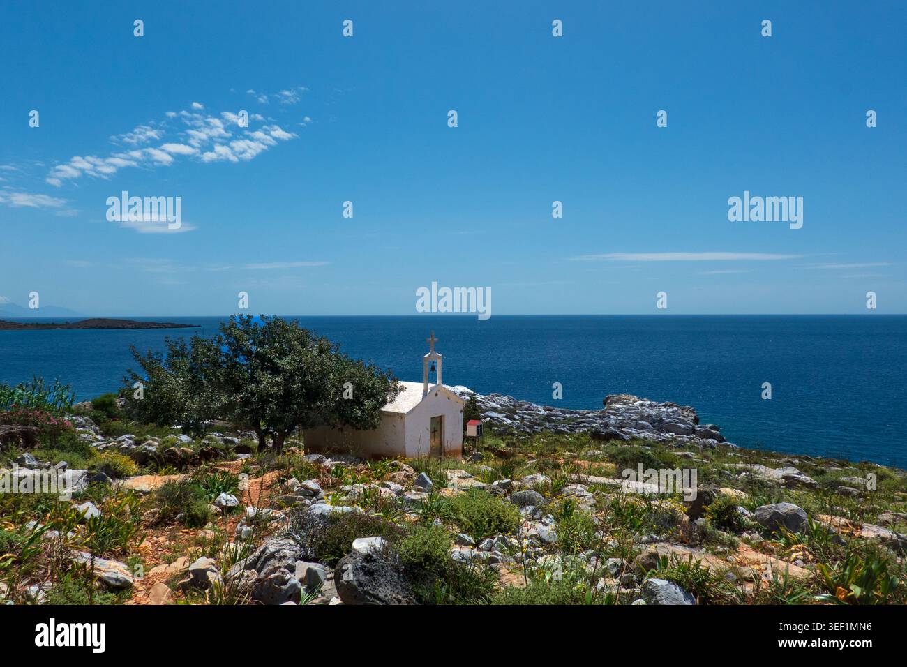 Piccola cappella greca ortodossa bianca vicino al Mar Mediterraneo Foto Stock