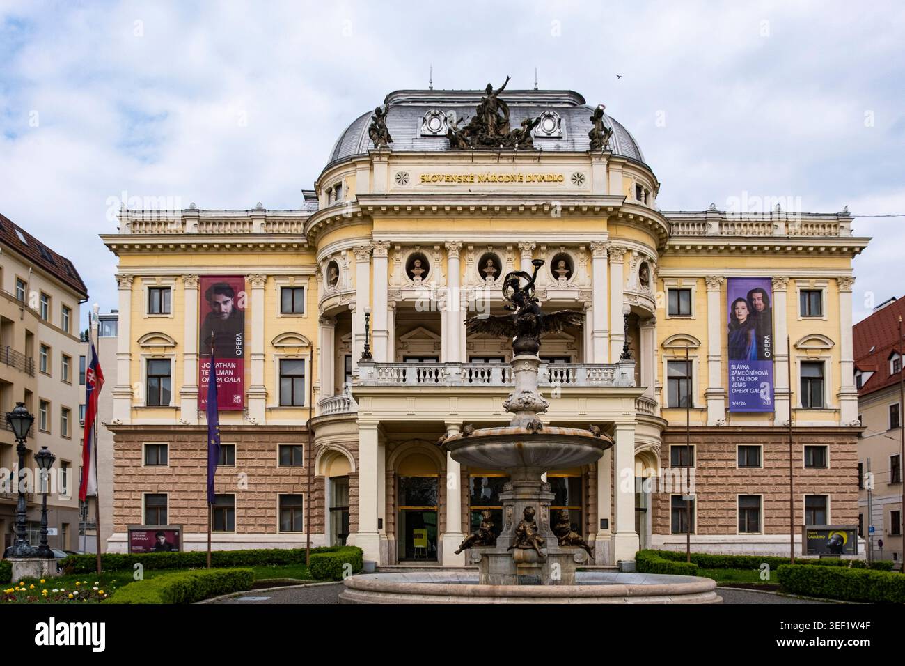 Teatro nazionale slovacco Pribinova Staré Mesto Bratislava Slovacchia un edificio neo clossico il più antico teatro professionale slovacco composto da 3 ensemble Foto Stock