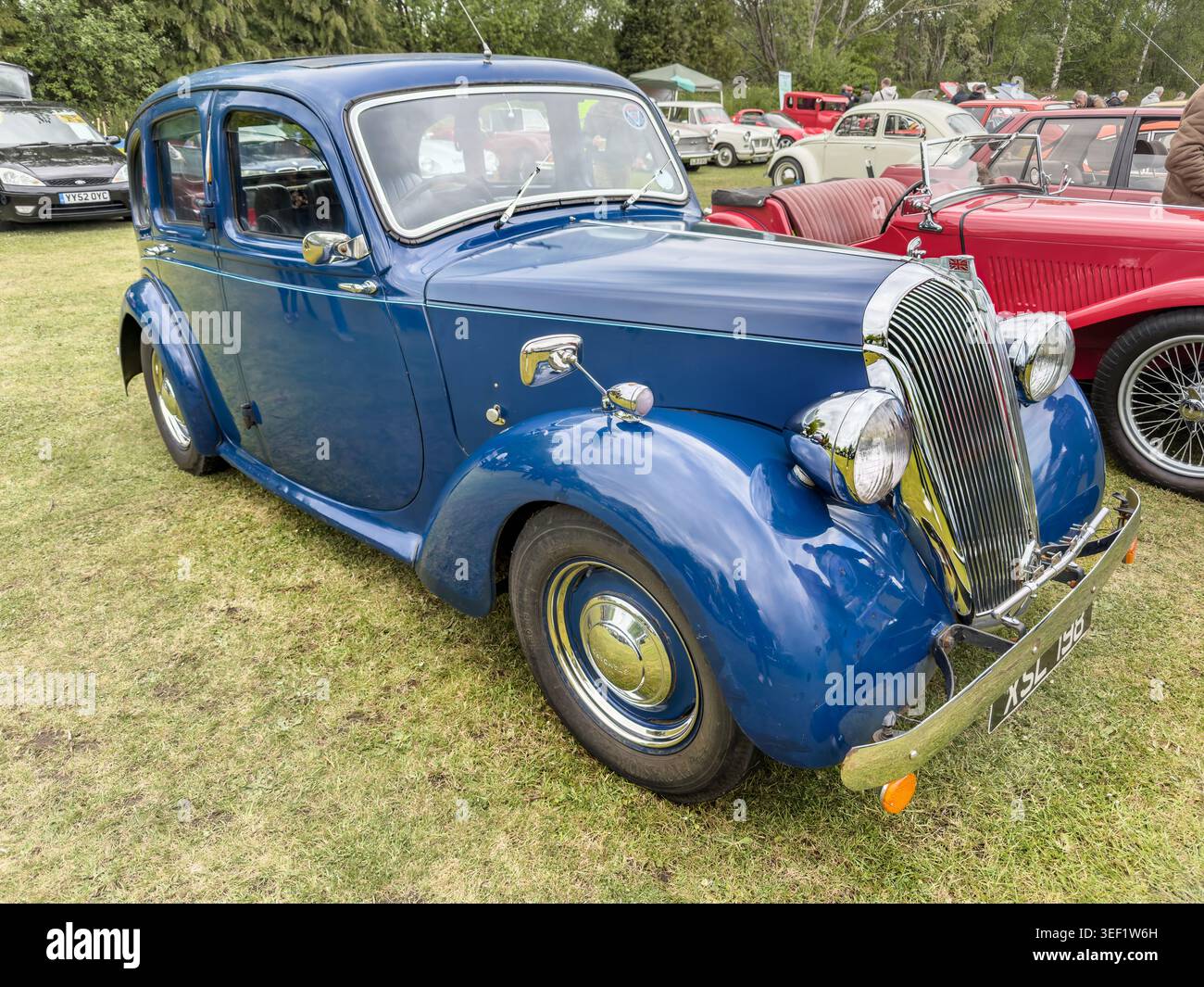 Classica berlina blu Standard Flying degli anni '1940 parcheggiata sull'erba in una mostra all'aperto di veicoli d'epoca con griglia cromata e fari rotondi Foto Stock