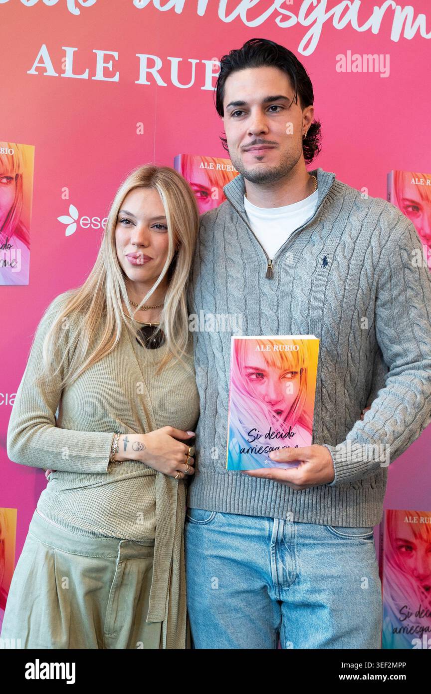 Alejandra Rubio e Carlo Costanzia partecipano alla presentazione del suo primo romanzo "si decido Arriesgarme" (se decido di rischiare) alla Casa del Libro On Foto Stock