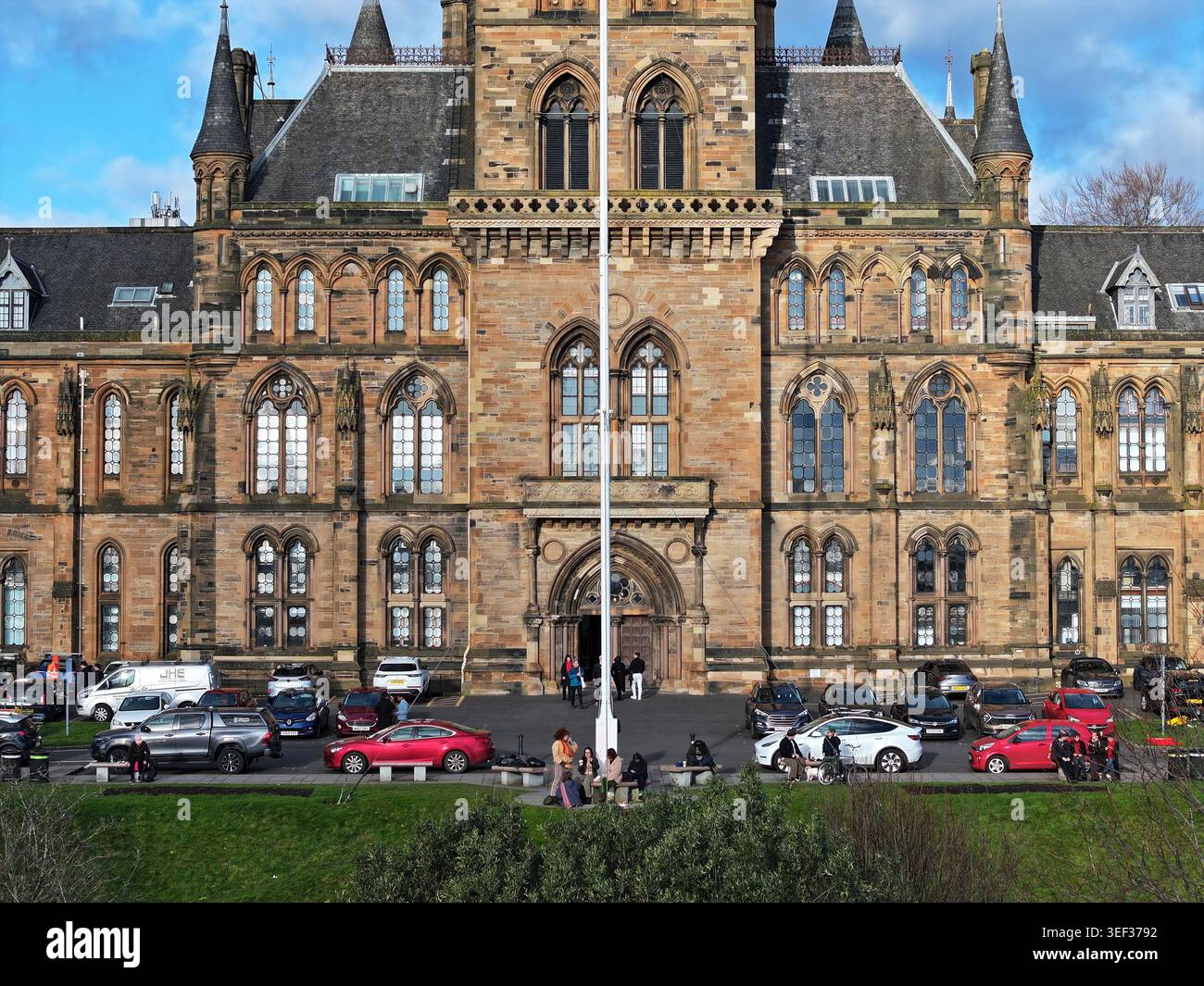 Veduta aerea con droni della facciata sud dell'Università di Glasgow Foto Stock