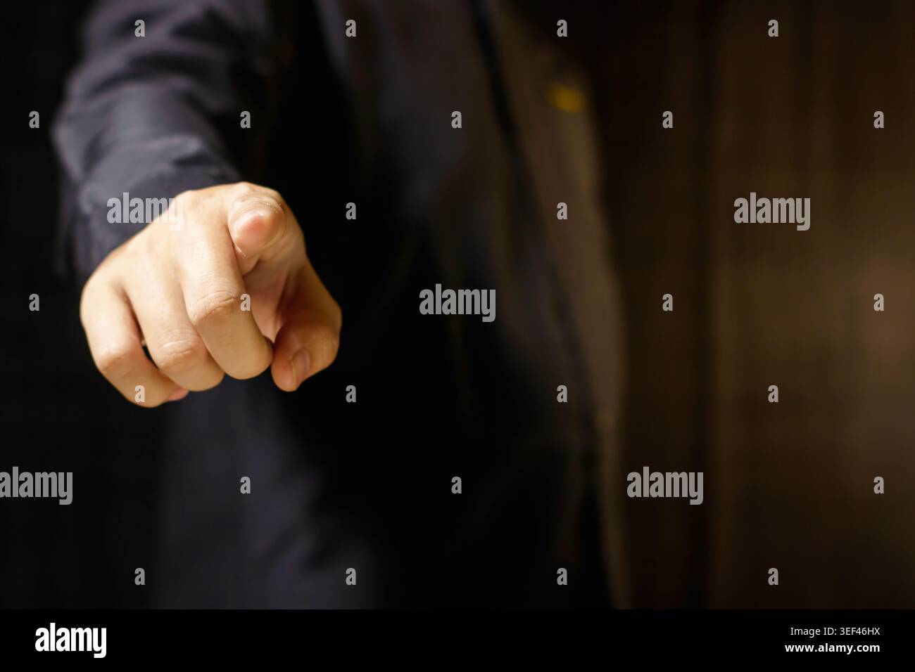 Uomo che punta il dito contro lo spettatore. Gesto della mano. Concetto di business. Attenzione e selezione del movimento della mano. Foto di alta qualità Foto Stock