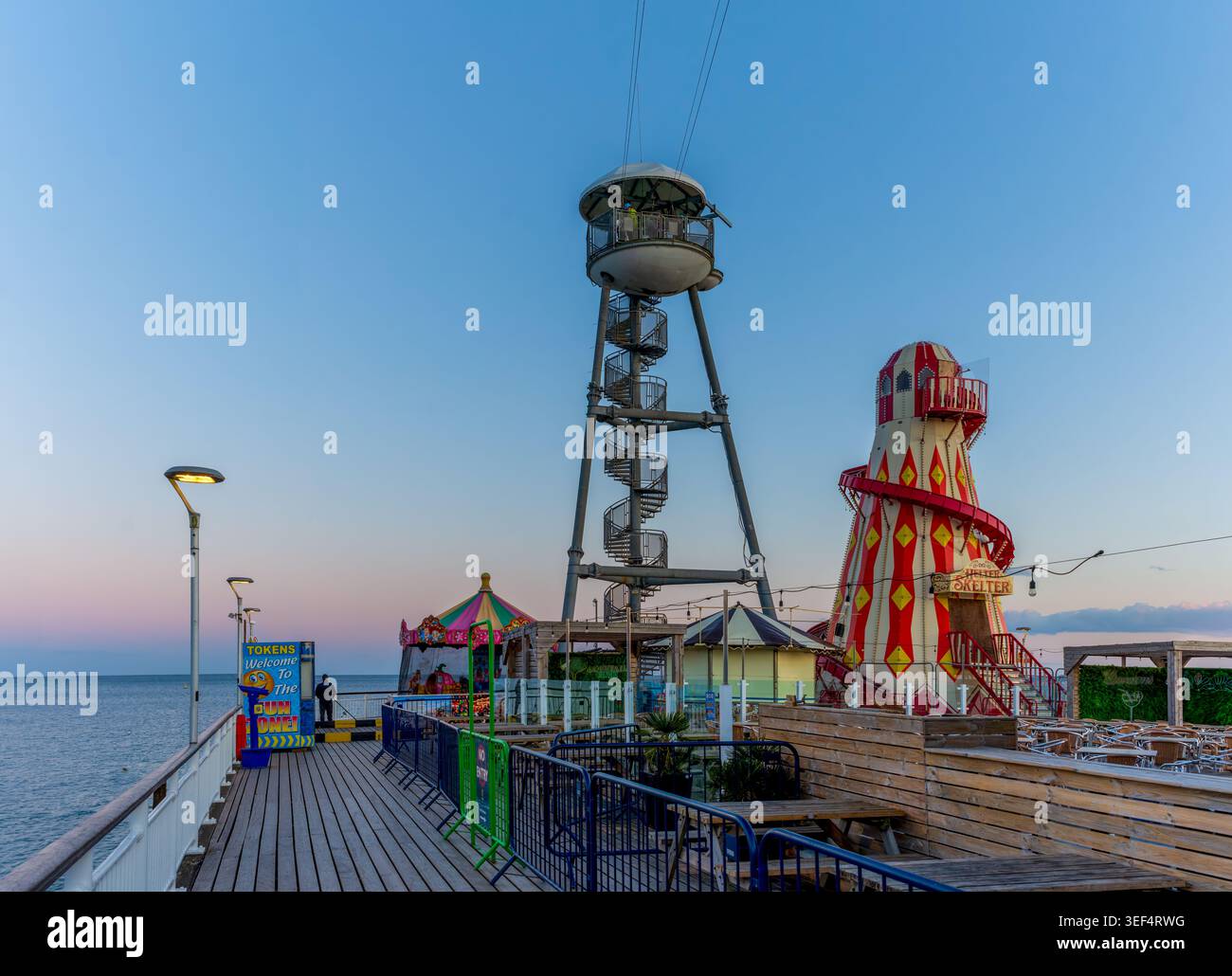 Bournemouth, Regno Unito - 12 maggio 2026: Torre zipline e helter skelter sul molo di Bournemouth. Foto Stock