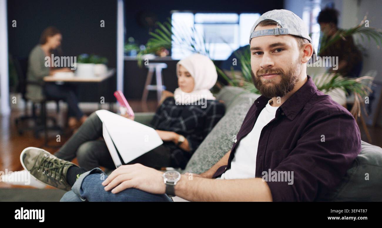 Creativo, ritratto o uomo in agenzia con notebook, opportunità o orgoglio nel settore pubblicitario. Felice, collaboratore o responsabile del branding con la tecnologia Foto Stock