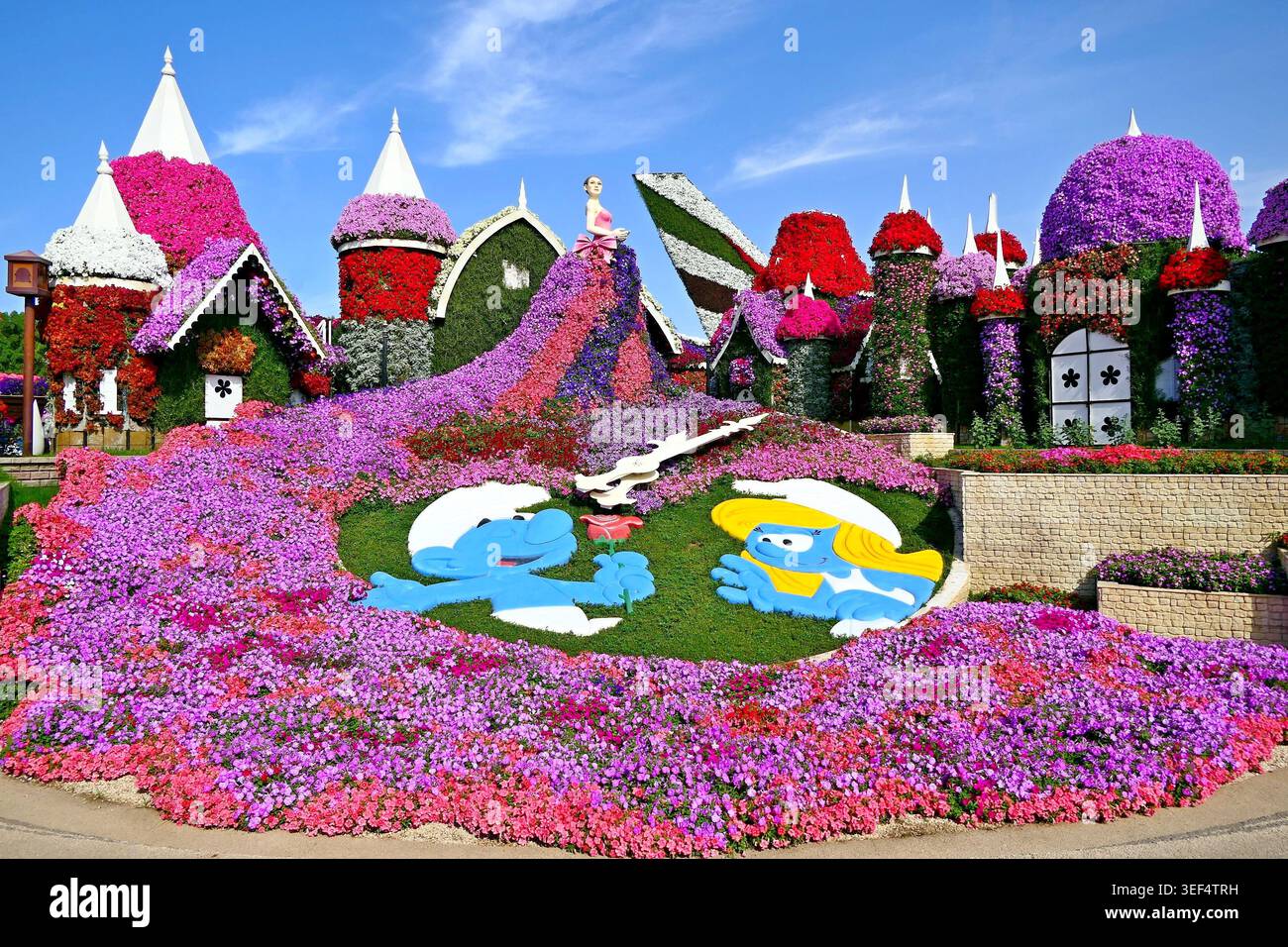 Pittoresco orologio a fiori al Miracle Garden di Dubai, Emirati Arabi Uniti Foto Stock