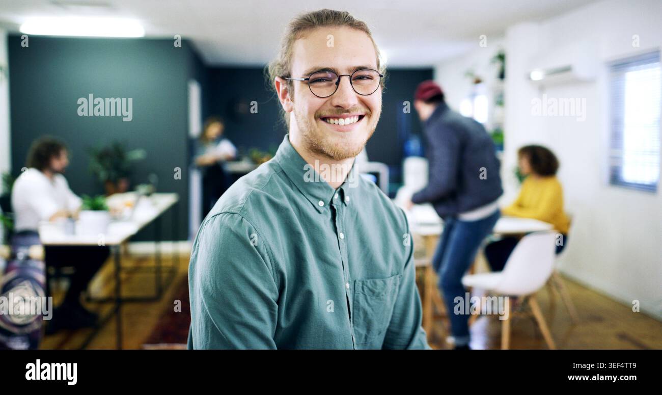 Ritratto, sicuro di sé o uomo sorridente in agenzia creativa, lavoro nell'industria cinematografica o stagista di sceneggiatura. Opportunità narrativa, felice o scrittore con ambizione Foto Stock