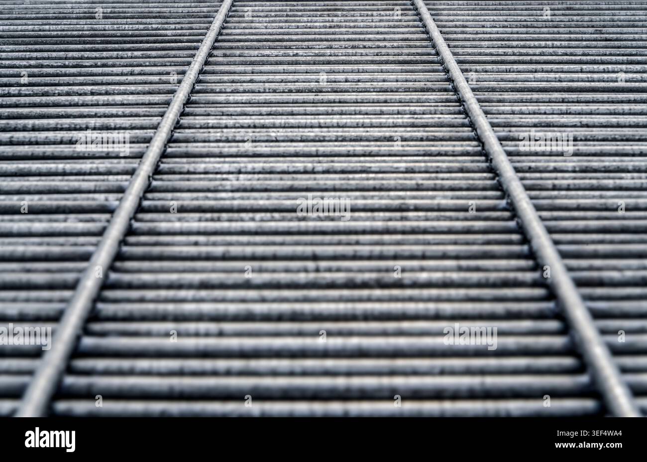 Vista ravvicinata di una pila di armature, abbreviazione di barra di rinforzo o barra di rinforzo in un cantiere edile, Germania, Europa Foto Stock