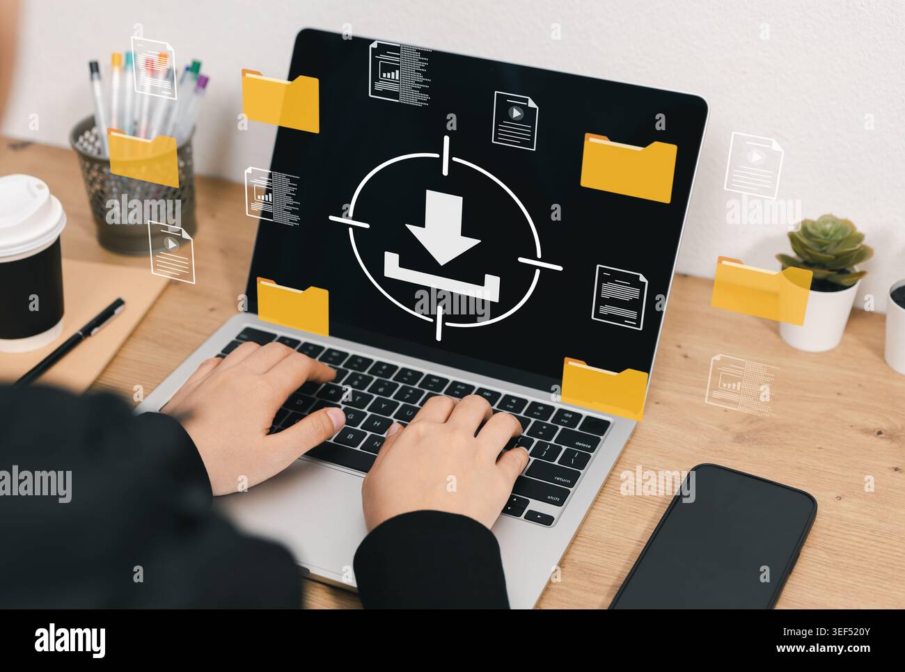 Concetto di gestione dello storage dei documenti e del download dei file digitali. Utente che utilizza un computer portatile con icona di download virtuale, cartelle, file multimediali, report e dati Foto Stock