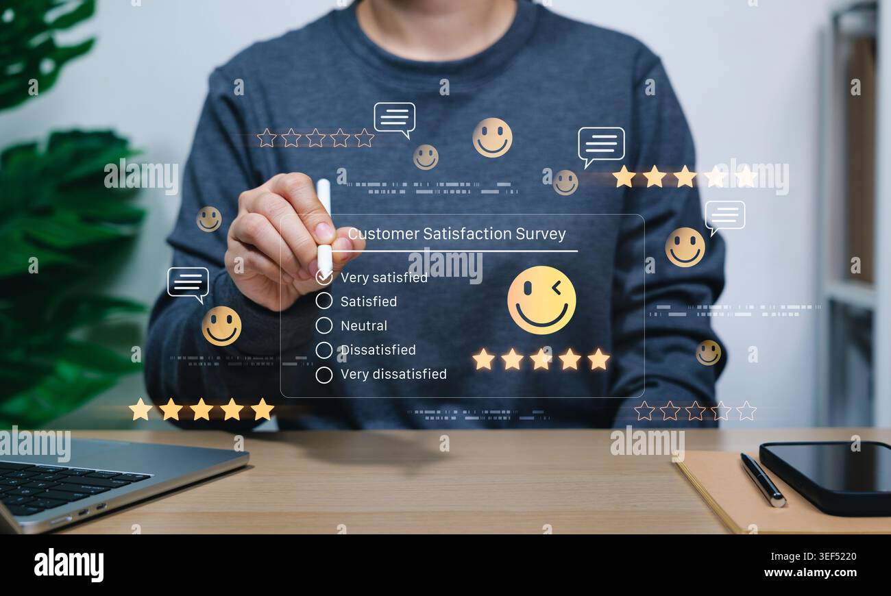 Sondaggio sulla soddisfazione dei clienti e concetto di valutazione a cinque stelle. L'utente seleziona l'opzione molto soddisfatto sul modulo virtuale con la faccia sorridente, le stelle di revisione Foto Stock