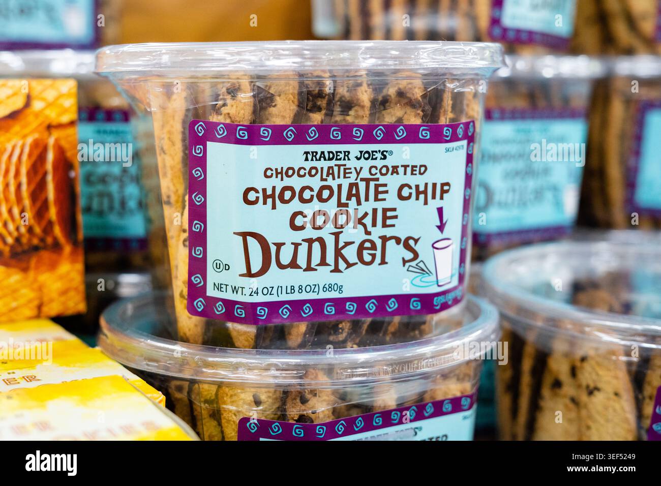 Trader Joes Chocolate Coated Chocolate Chip Cookie Dunkers Sweet snack prodotti esposti sullo scaffale del Trader Joes Store Foto Stock