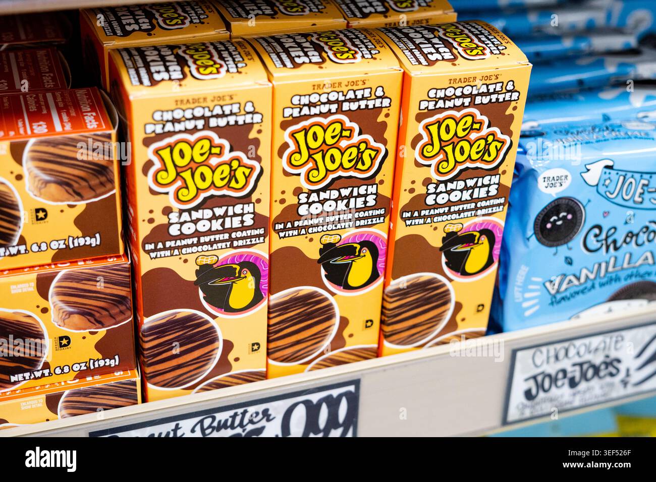 Trader Joes cioccolato e burro di arachidi biscotti sandwich prodotti snack dolci esposti sullo scaffale del Trader Joes Store Foto Stock