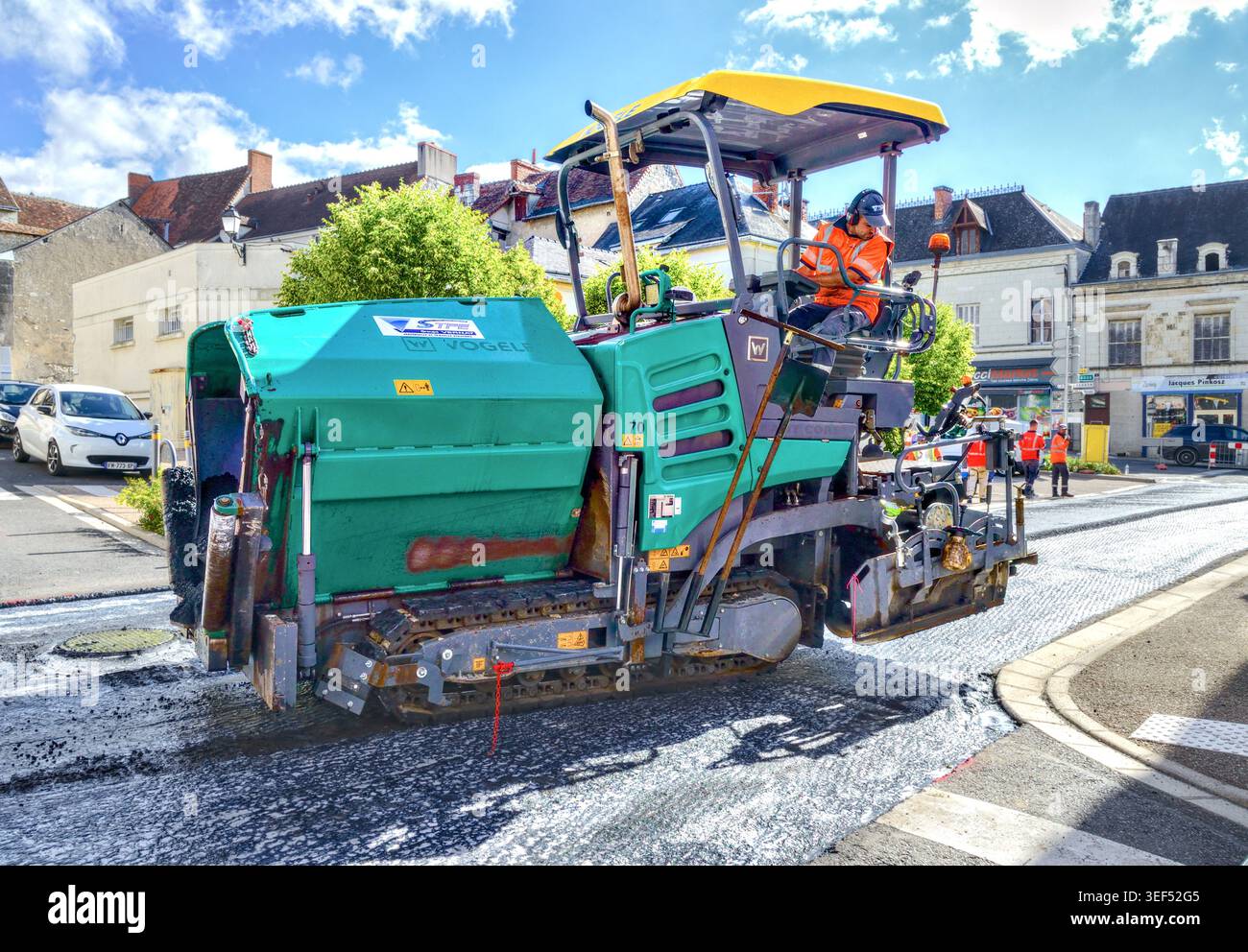 Asfaltatrice cingolata Vögele Highway Class con nuovo asfalto sulle strade del centro città - Preuilly-sur-Claise, Indre-et-Loire (37), Francia. Foto Stock