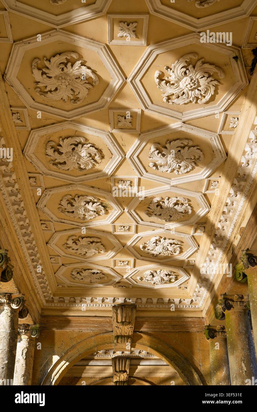 Dettagli estremamente ravvicinati di intricate incisioni neoclassiche in pietra e rotoli architettonici su una facciata monumentale a Stowe Gardens, Buckinghamshire Foto Stock