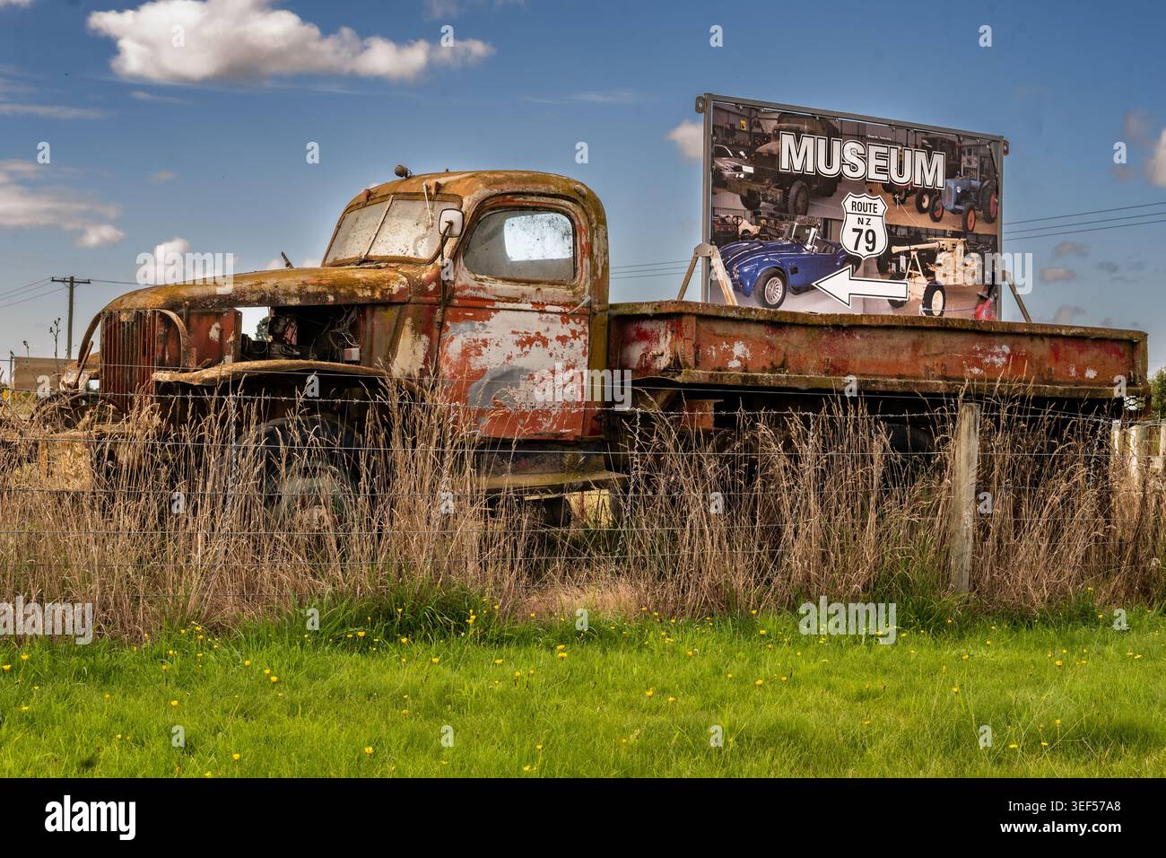 Capanno dei migliori uomini, un cartello per il museo dei trasporti della Route 79, Geraldine, nuova Zelanda Foto Stock