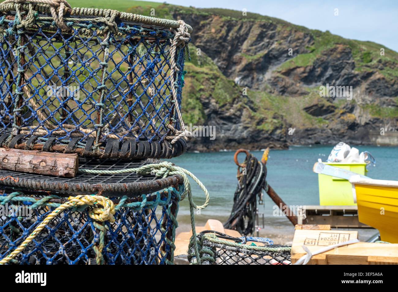 Gabbie di granchio a Port Isaak da vicino a lato con porto sullo sfondo Foto Stock