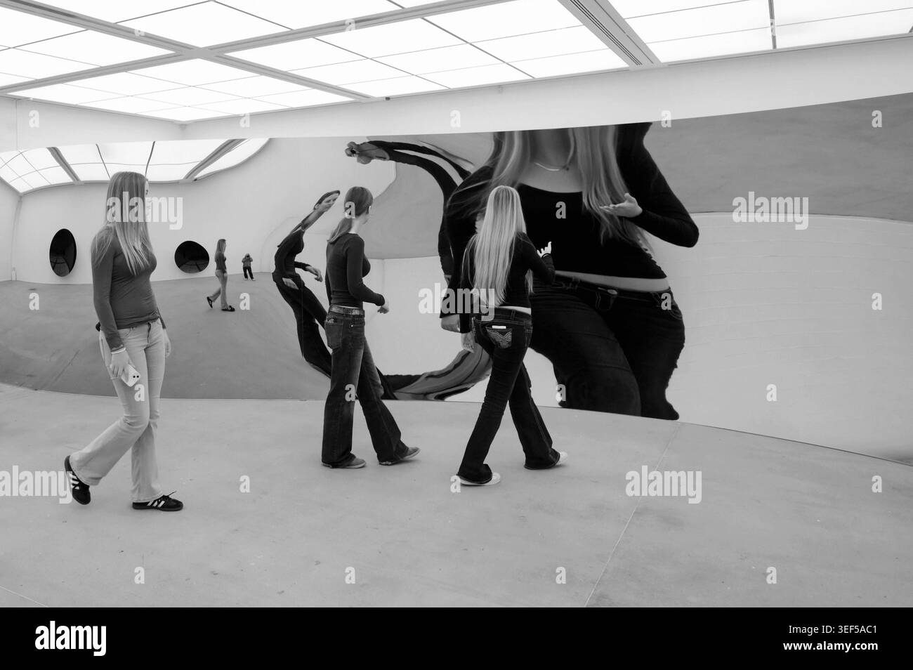 Installazione Double S-Curve in der Ausstellung von Anish Kapoor im Lehmbruck Museum Duisburg, NRW, Deutschland *** installazione Double S Curve nella mostra di Anish Kapoor al Lehmbruck Museum Duisburg, NRW, Germania Foto Stock