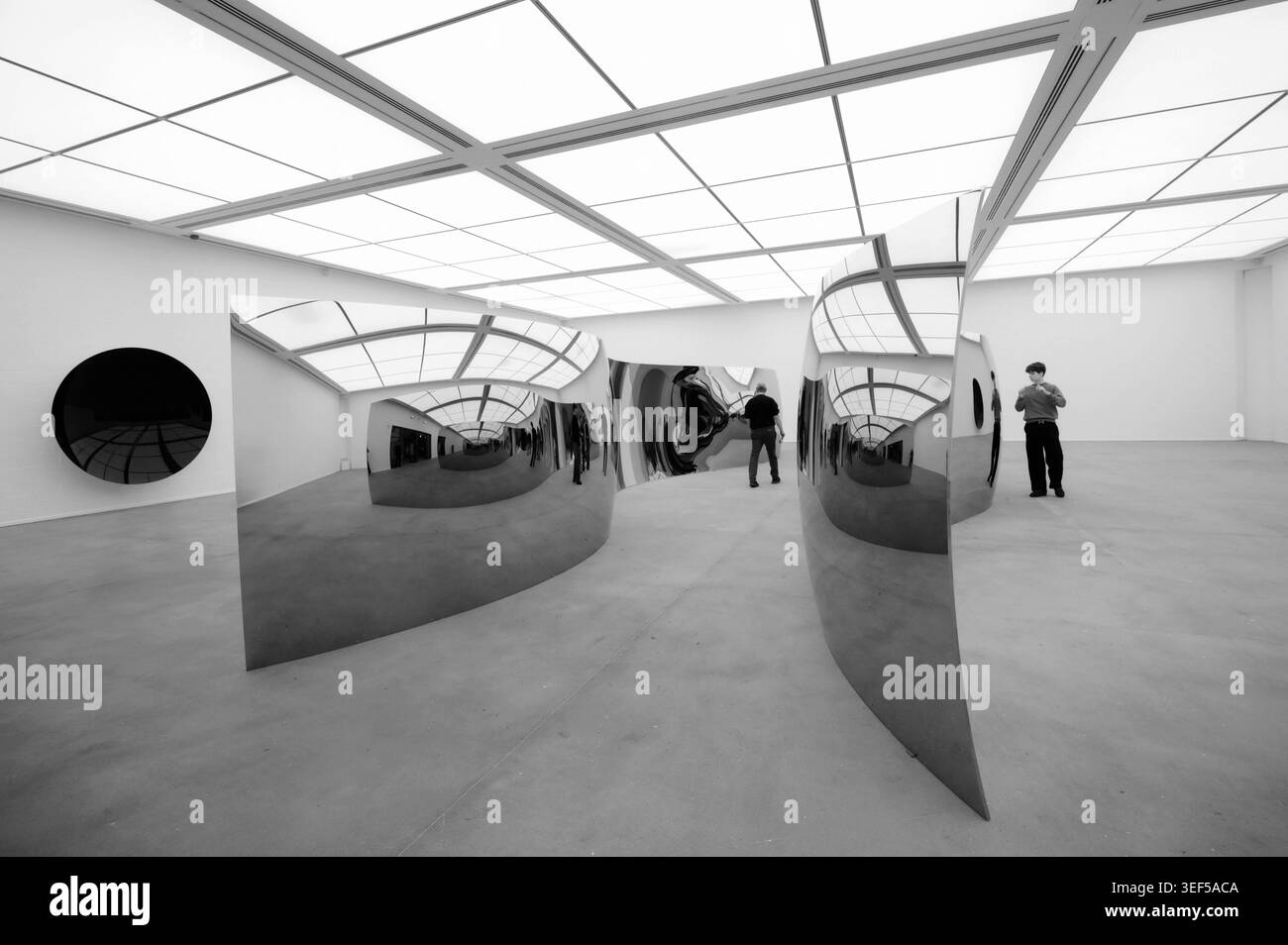 Installazione Double S-Curve in der Ausstellung von Anish Kapoor im Lehmbruck Museum Duisburg, NRW, Deutschland *** installazione Double S Curve nella mostra di Anish Kapoor al Lehmbruck Museum Duisburg, NRW, Germania Foto Stock