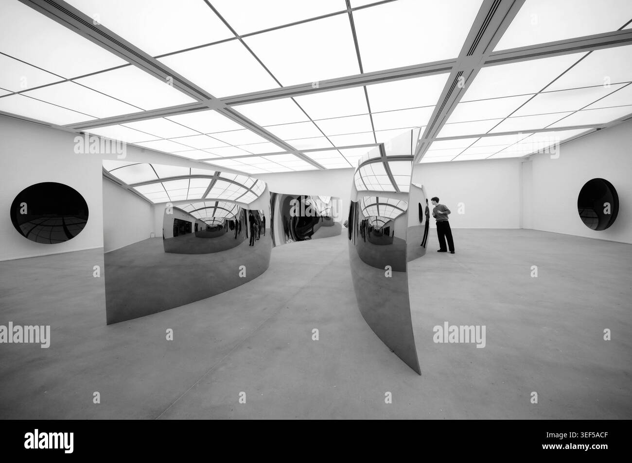 Installazione Double S-Curve in der Ausstellung von Anish Kapoor im Lehmbruck Museum Duisburg, NRW, Deutschland *** installazione Double S Curve nella mostra di Anish Kapoor al Lehmbruck Museum Duisburg, NRW, Germania Foto Stock