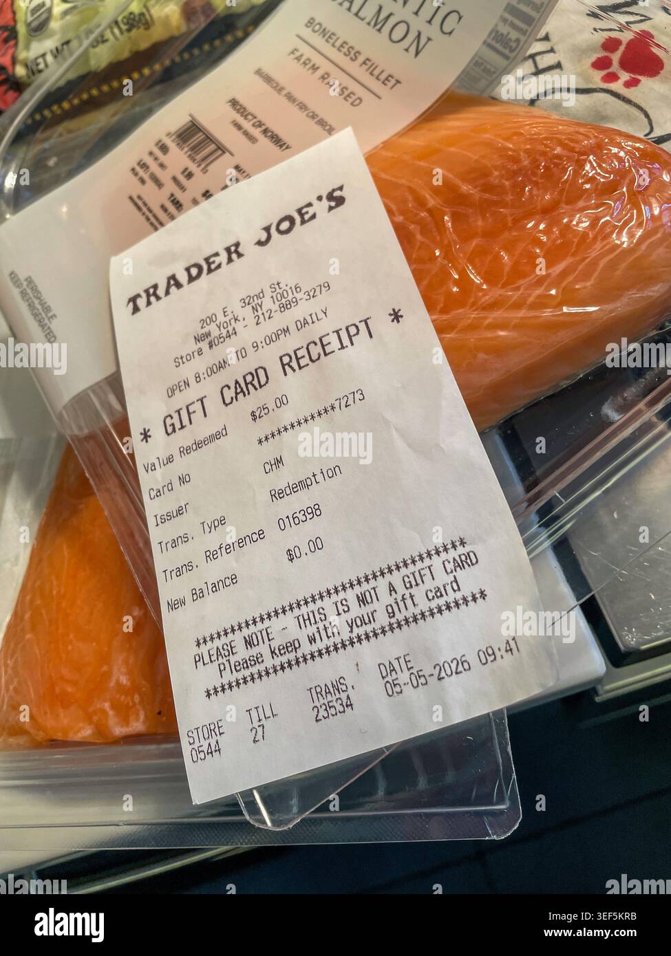 Salmon Fillet acquista al Traders Joe's con un buono regalo, 2026, NYC, USA Foto Stock