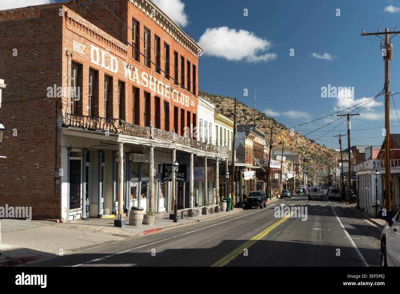 Vista del vecchio Washoe Club sulla C street nel centro storico di Virginia City, Nevada Foto Stock