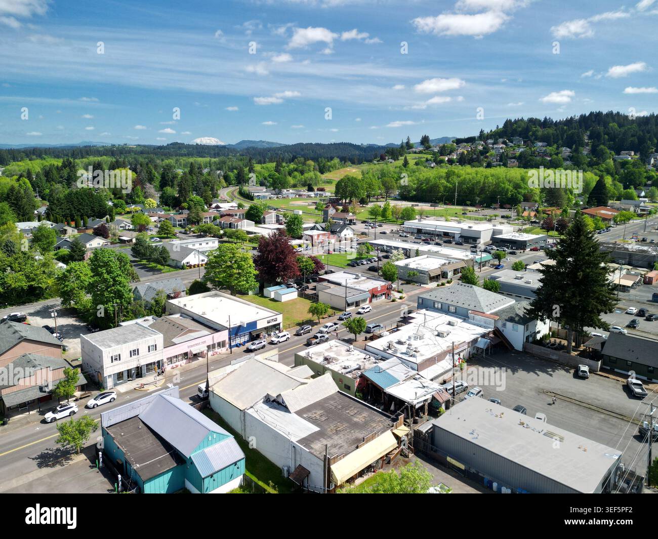 Vista aerea di Main Street nel centro di Battleground, Washington, con il monte St. Helens in lontananza Foto Stock