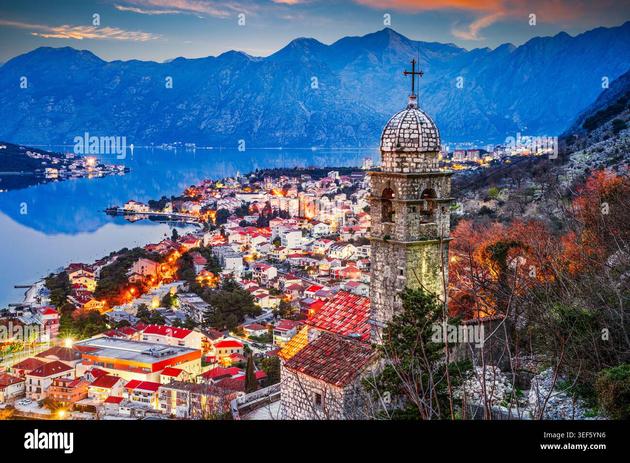 Cattaro, Montenegro, con la città vecchia e la Chiesa di nostra Signora della Risurrezione al crepuscolo. Foto Stock