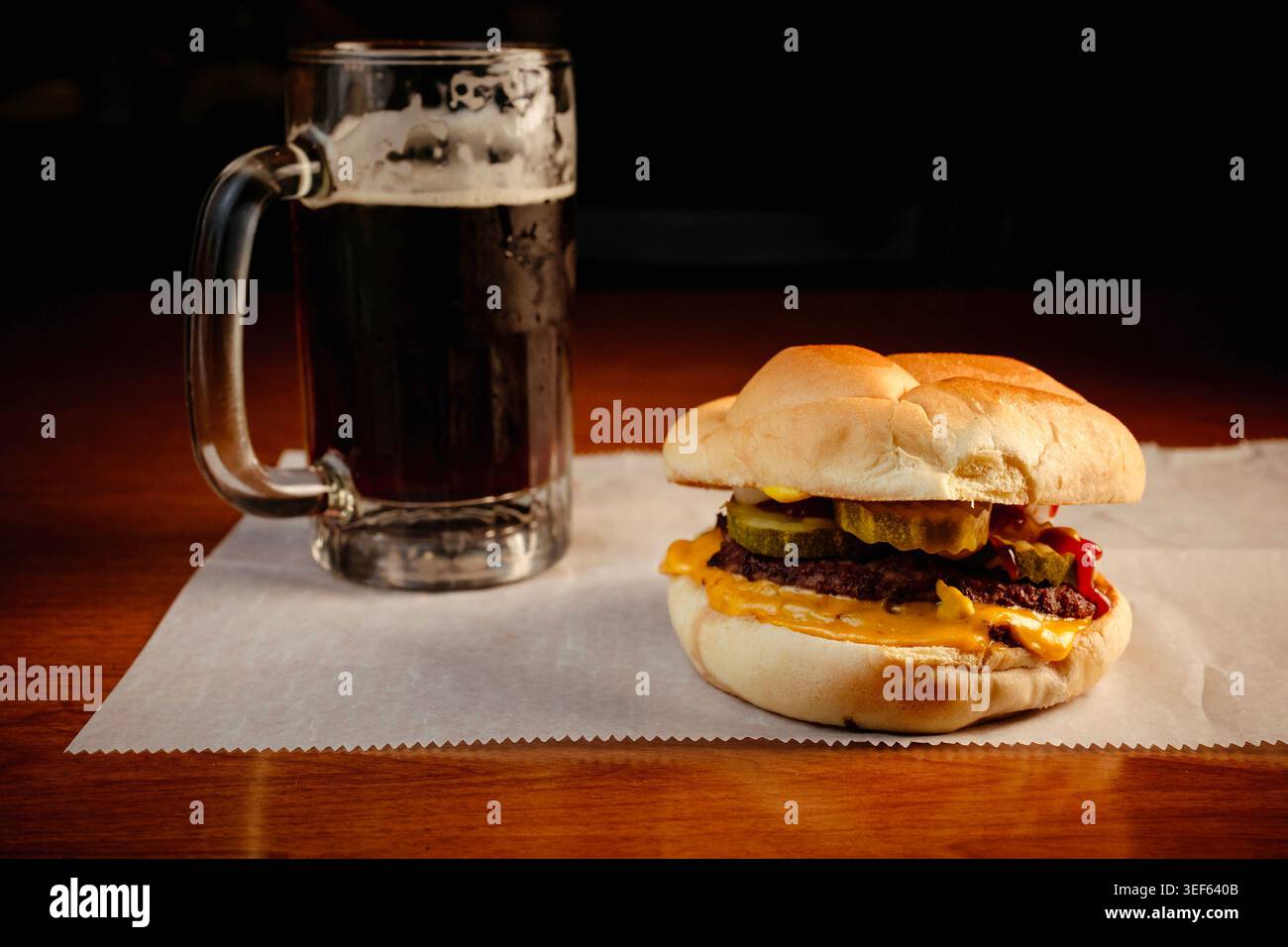 Double Cheezborger and a Billy Goat Dark, all'originale Billy Goat Tavern, Lower 430 North Michigan Ave, mercoledì 18 febbraio 2026. (Foto di E. Jason Wambsgans/Chicago Tribune/TNS/Sipa USA) Foto Stock