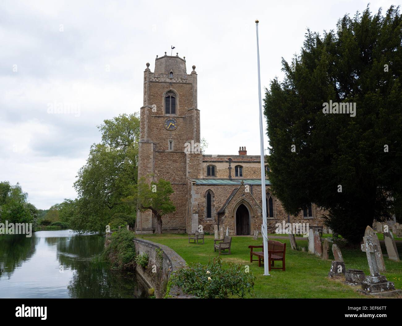 Riverside Church di St. James a Hemingford Grey. Una pittoresca chiesa classificata di grado i accanto al fiume Great Ouse. Foto Stock