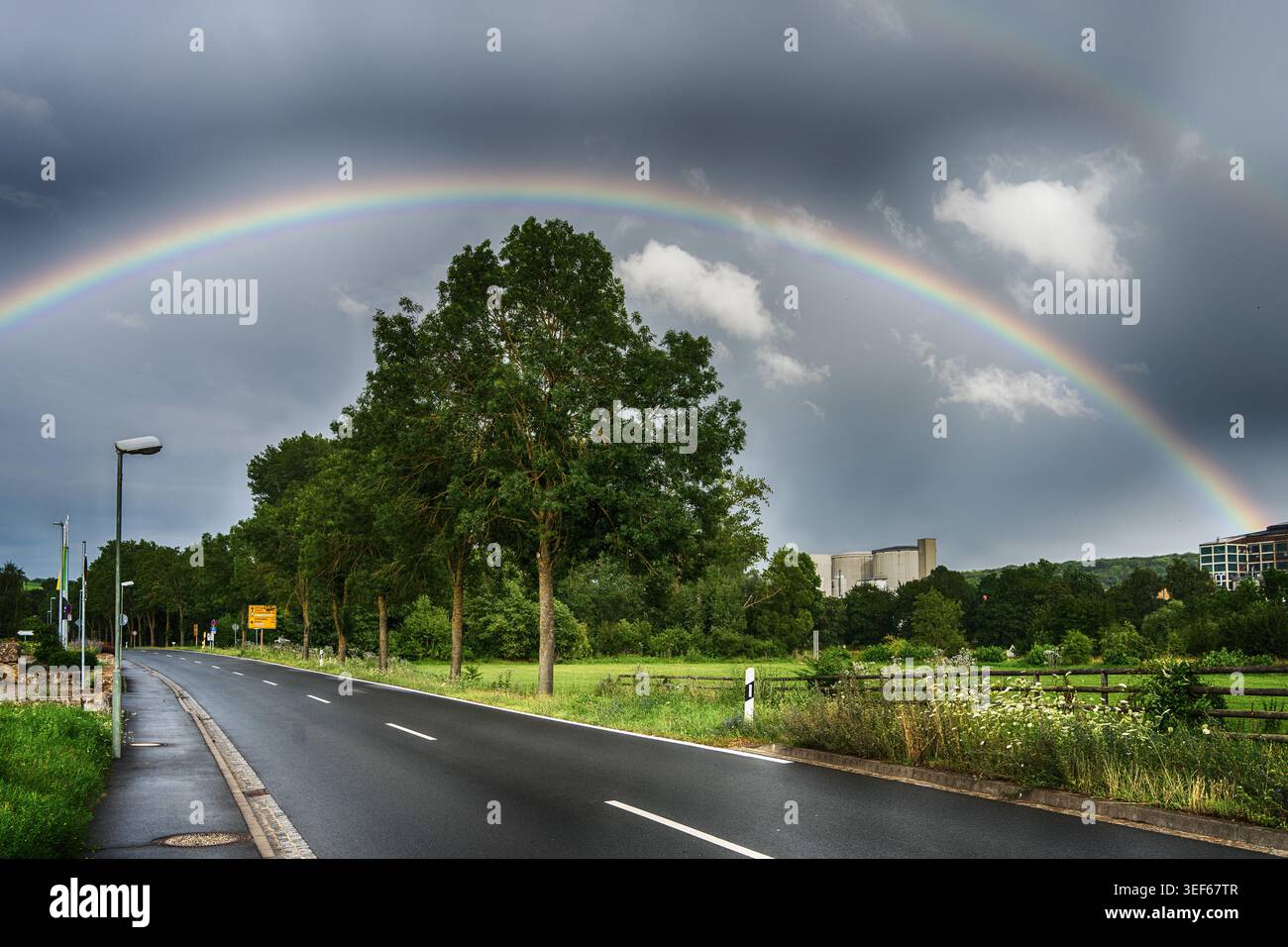 Doppio arcobaleno sulla strada, incredibile paesaggio naturale Foto Stock