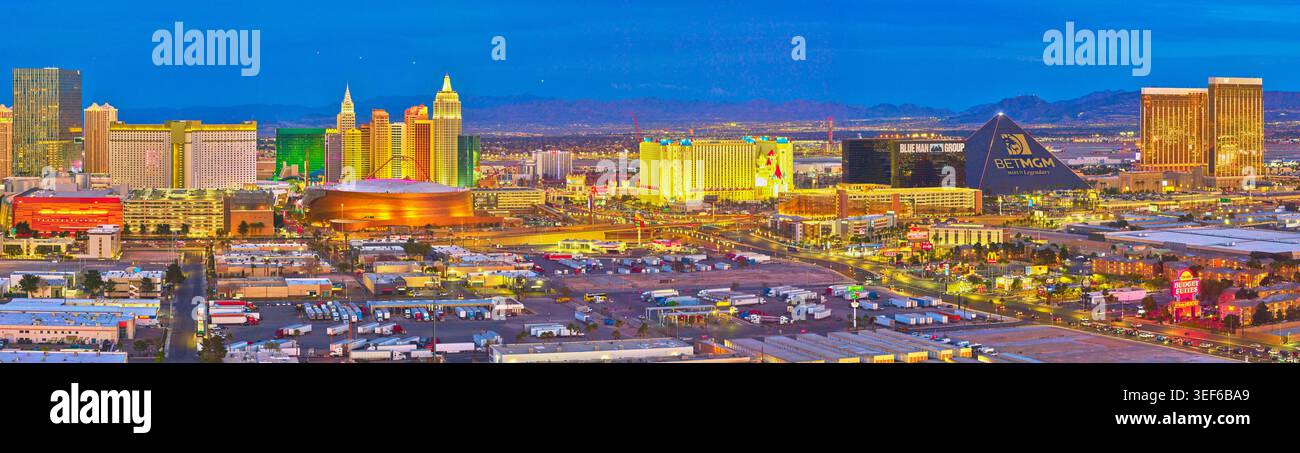 Skyline aereo della Strip di Las Vegas South Strip e Panorama del centro cittadino di notte Foto Stock