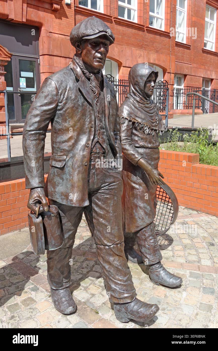 Monumento minerario di Wigan – minatore, una pit brow lass, Wigan, Inghilterra, Regno Unito. Foto Stock
