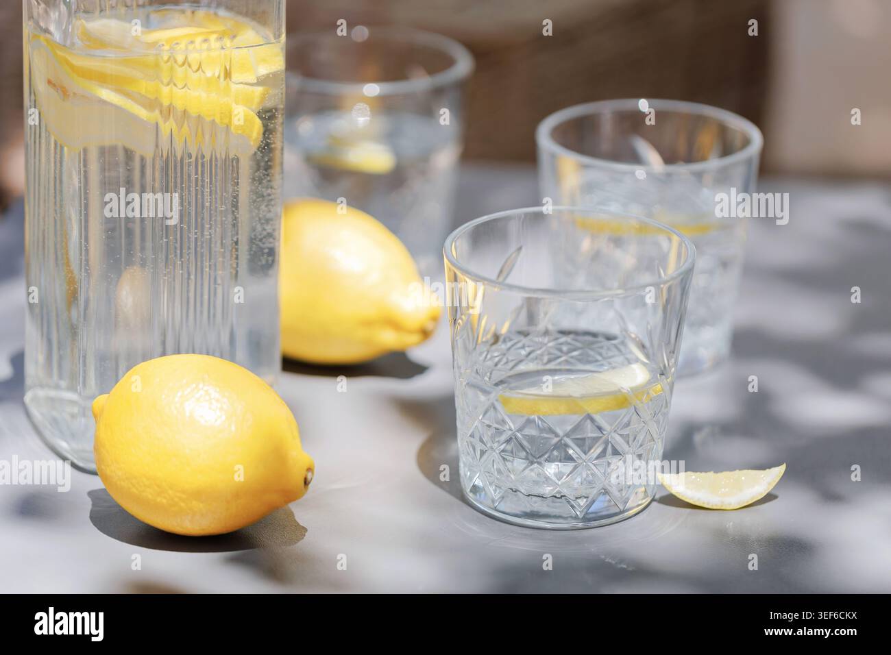 Allestimento esterno con acqua di limone in bicchieri e caraffa Foto Stock