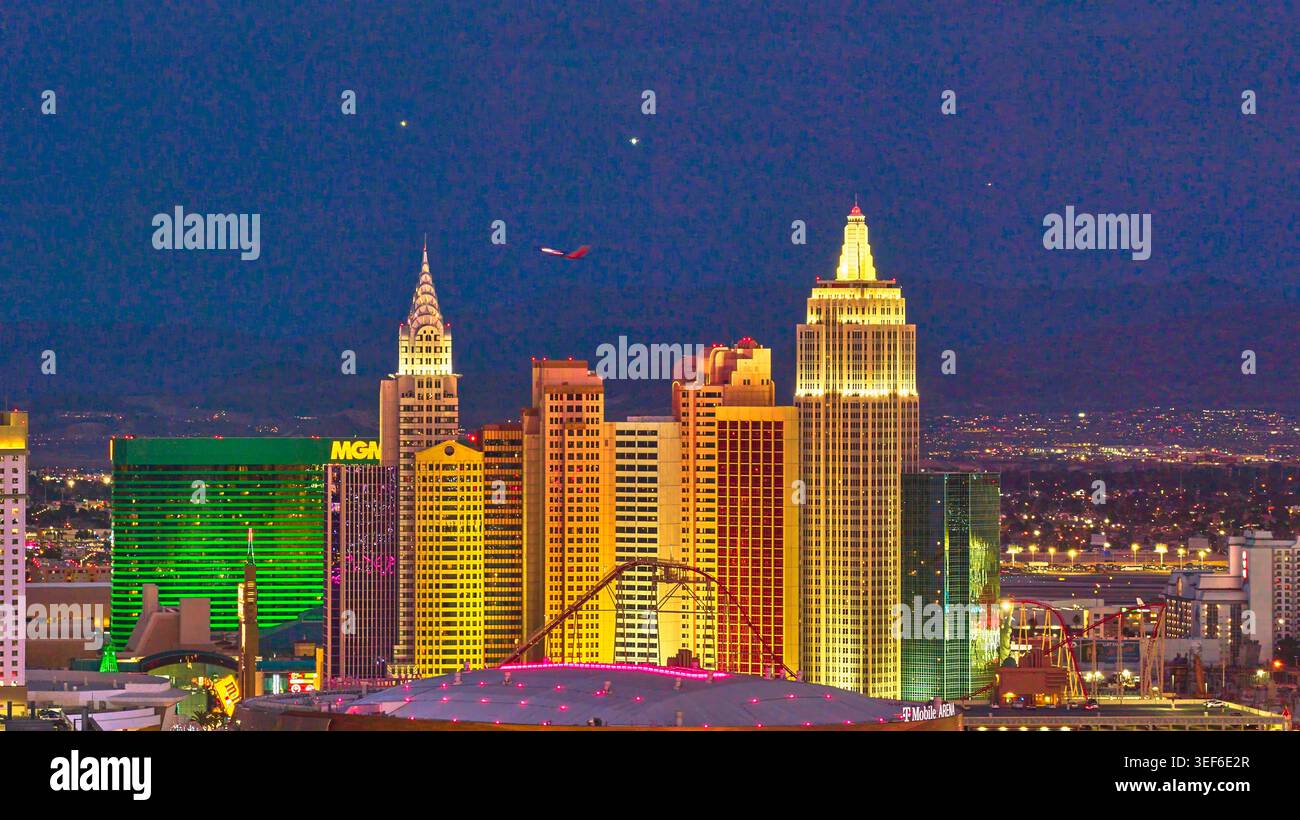 Skyline notturno della Strip di Las Vegas con New York New York e aereo Foto Stock