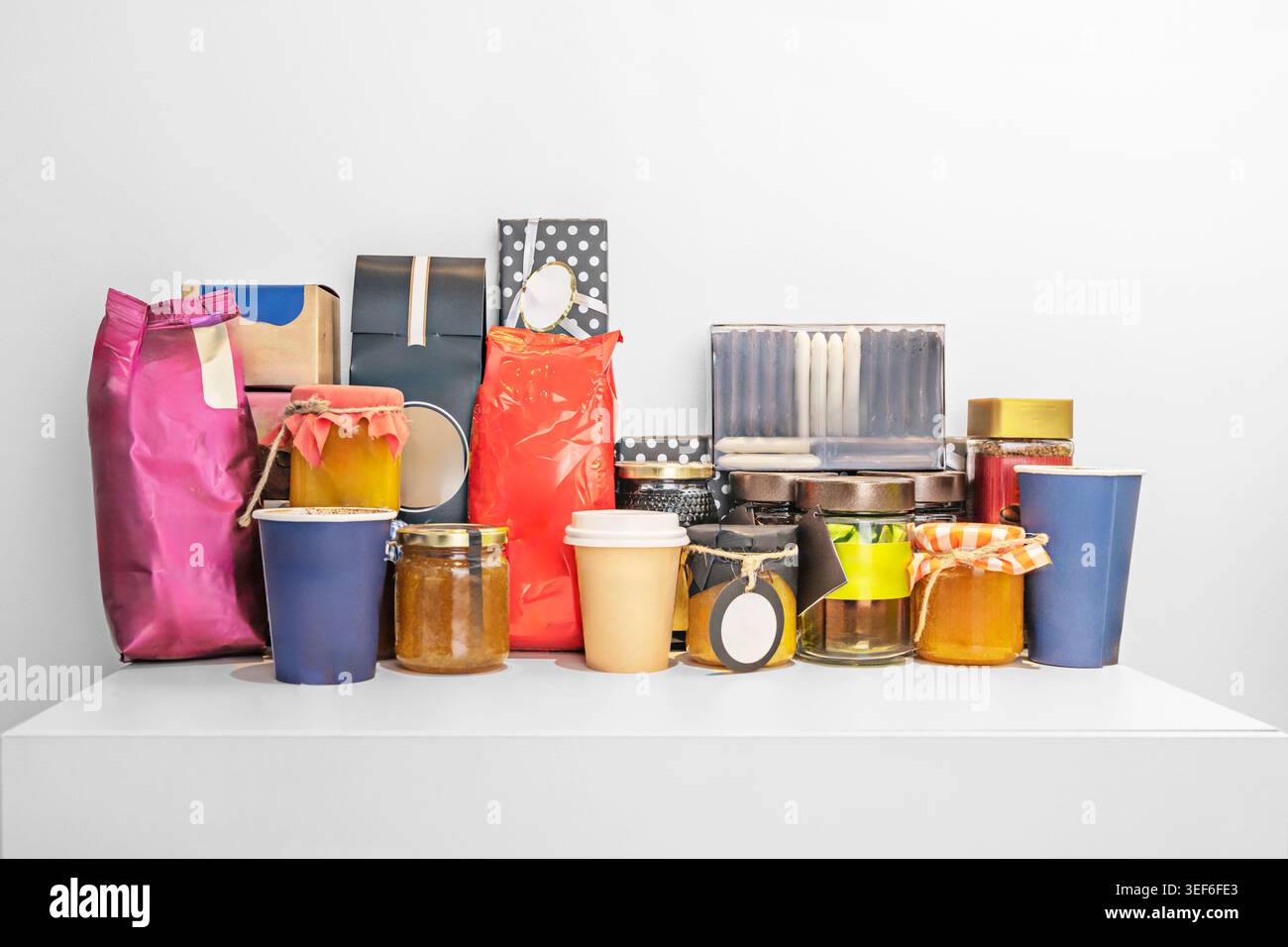 STILL Life con prodotti gourmet, bustine di caffè, tazze di plastica Foto Stock