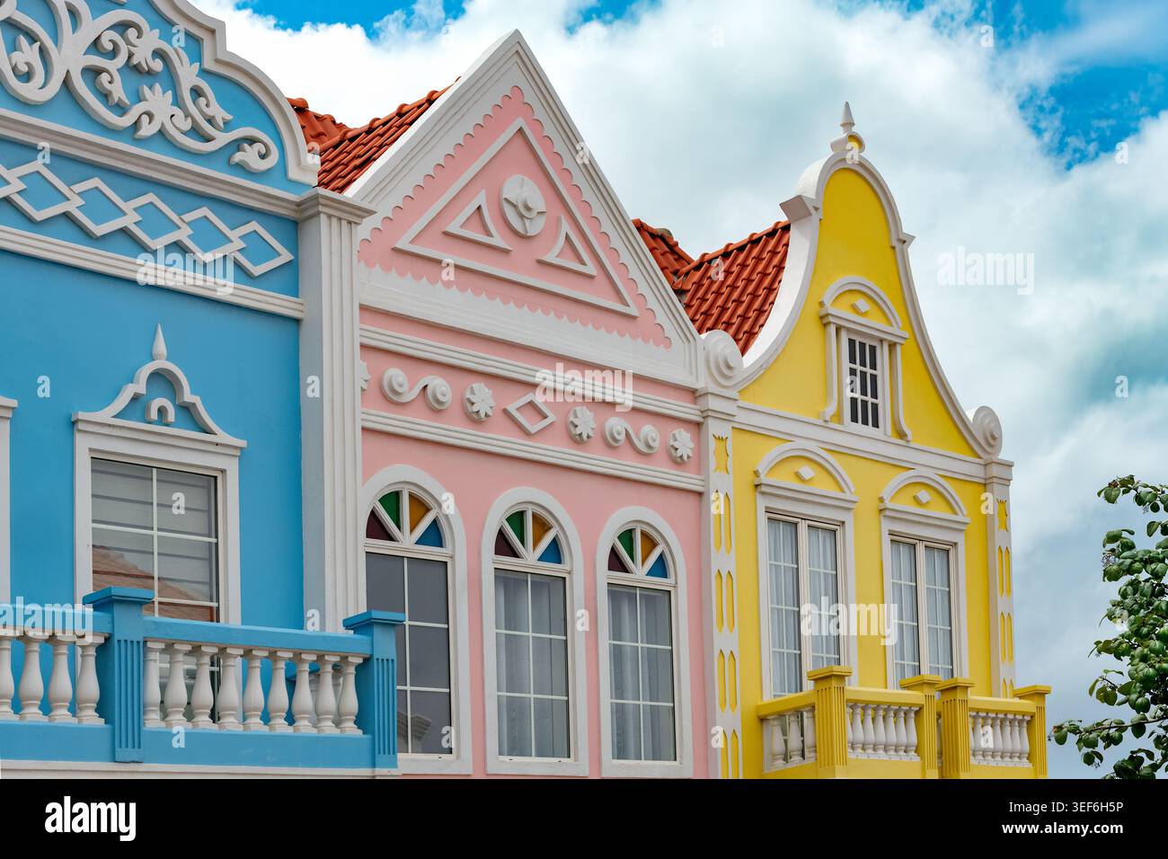 I tradizionali edifici di stile olandese fiancheggiano le strade di Oranjestad, Aruba, mostrando colori caraibici unici e architettura coloniale europea Foto Stock