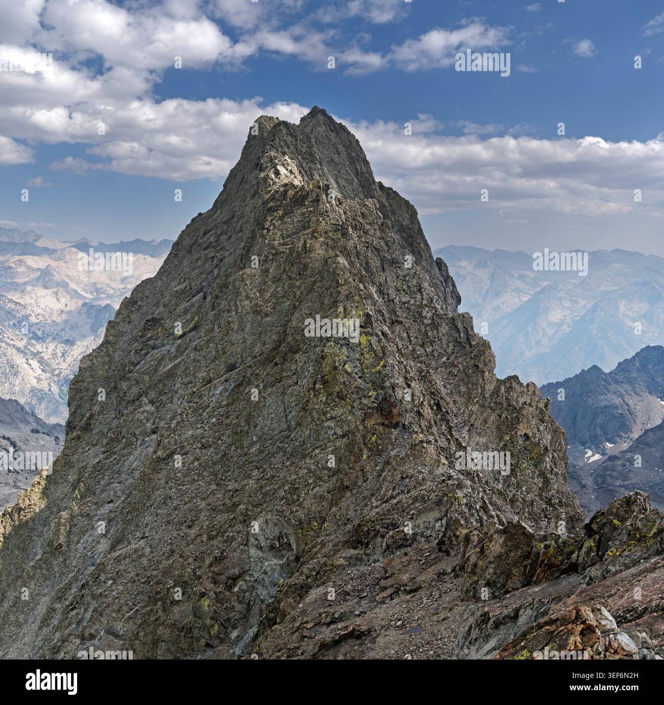 Devils Crag numero uno dalla White Tower Mountain nel Kings Canyon National Park della California Foto Stock