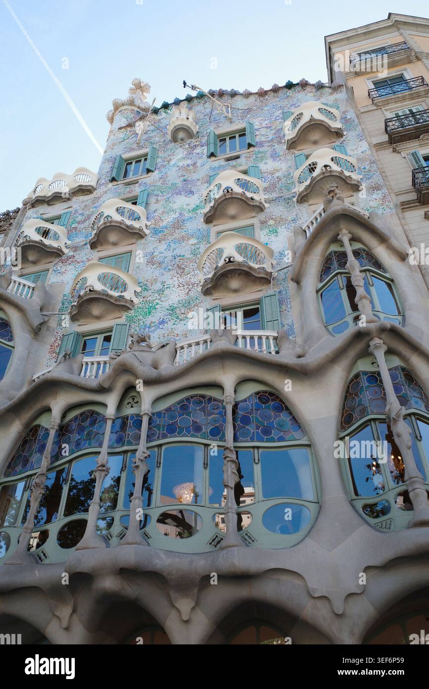 Barcellona, Spagna. 17 aprile 2026. L'iconica facciata stravagante di Casa Batlló sulla destra, progettata da Antoni Gaudí Foto Stock