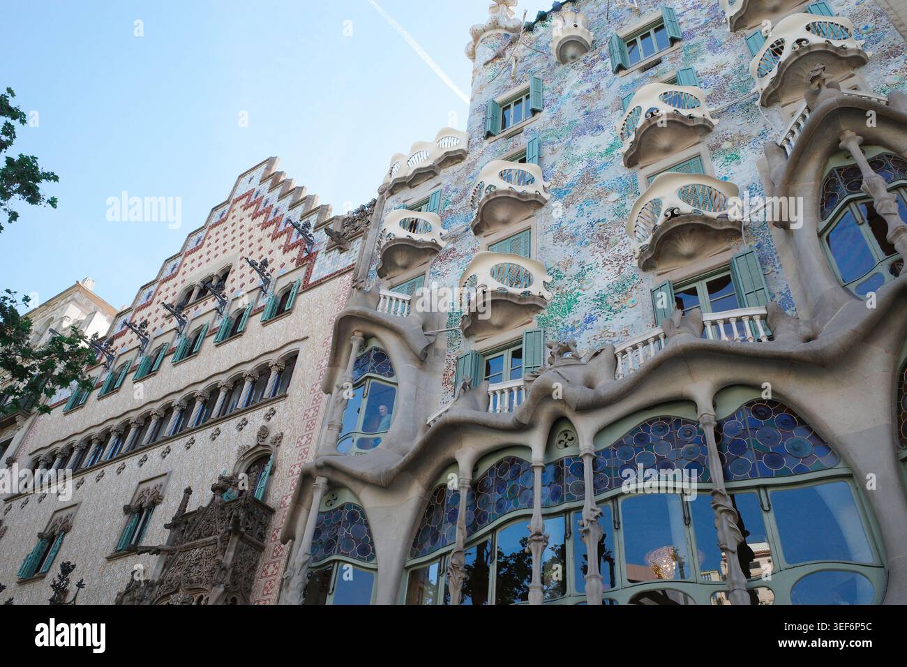 Barcellona, Spagna. 17 aprile 2026. L'iconica facciata stravagante di Casa Batlló sulla destra, progettata da Antoni Gaudí Foto Stock