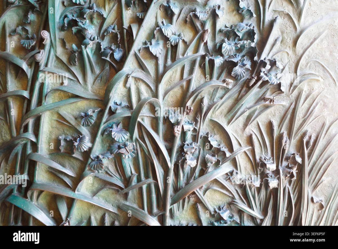 La delicata porta blu-verdastra dell'Basílica de la Sagrada Família a Barcellona, Spagna Foto Stock