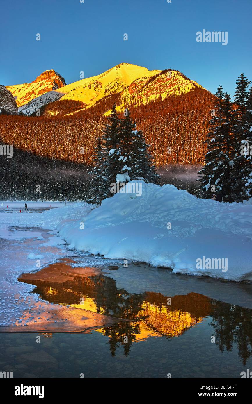 Snowy Pines Sunrise Reflection e Mountain Peaks in inverno Foto Stock
